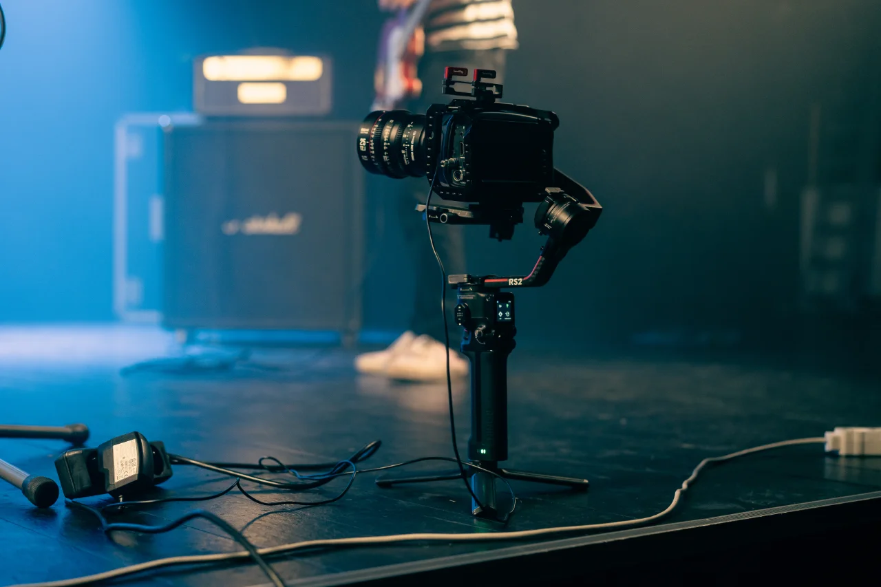 Detailní záběr kameramana s profesionálním vybavením